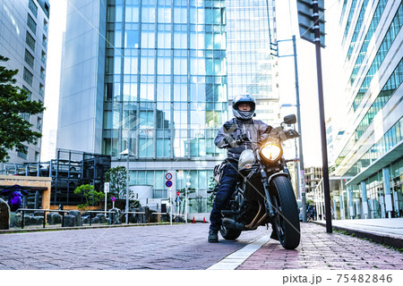 横浜市街とクルーザーバイク 横浜市街とクルーザーバイク 75482846
