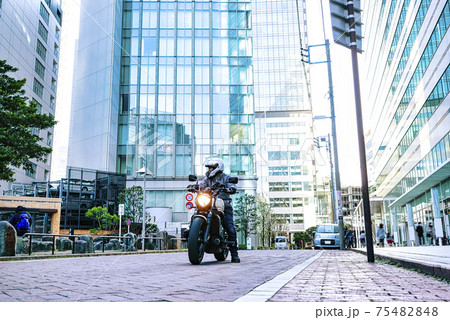 横浜市街とクルーザーバイク 75482848