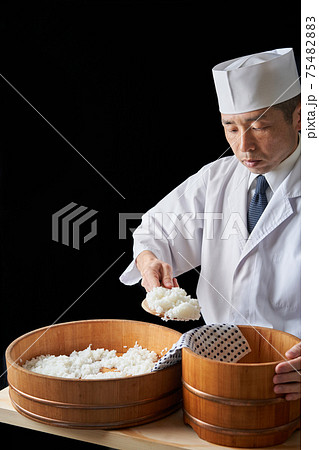 酢飯をお櫃に移す板前 酢飯をお櫃に移す板前 75482883