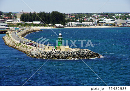 フリーマントルの港湾埠頭の灯台 75482983