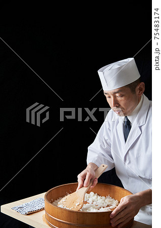 シャリ切りをする鮨職人 75483174