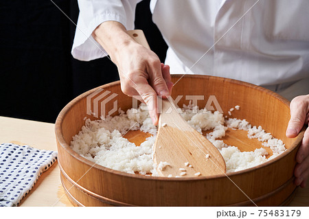 シャリ切りをする鮨職人 75483179