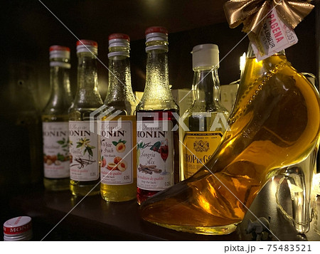 おしゃれなバーに並ぶ酒瓶とガラスの靴のお酒の写真素材