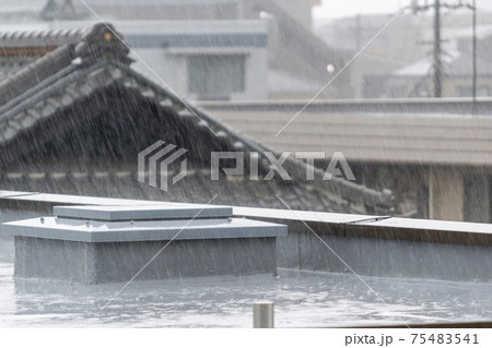 雨の降る街並み 75483541