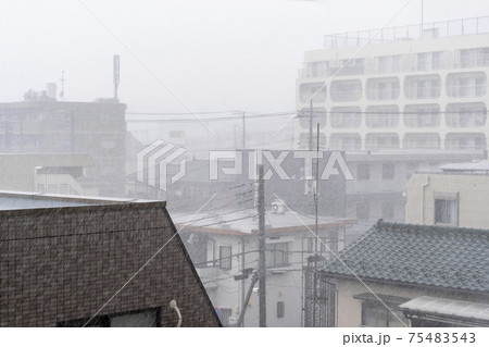 雨の降る街並み 雨の降る街並み 75483543