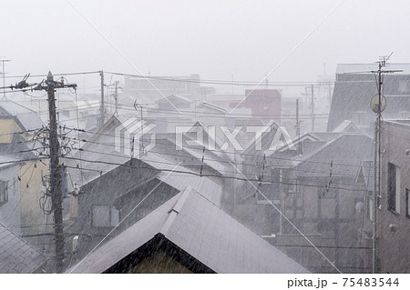 雨の降る街並み 75483544