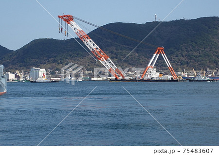 関門海峡を通過する大型起重機船 関門海峡を通過する大型起重機船 75483607