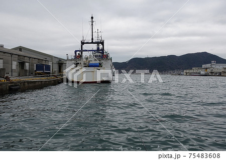 関門海峡 下関商港岸壁の海洋調査船第二開洋丸 関門海峡 下関商港岸壁の海洋調査船第二開洋丸 75483608