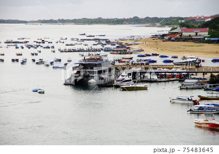 バリ島ベノア港付近のフェリーターミナル 75483645