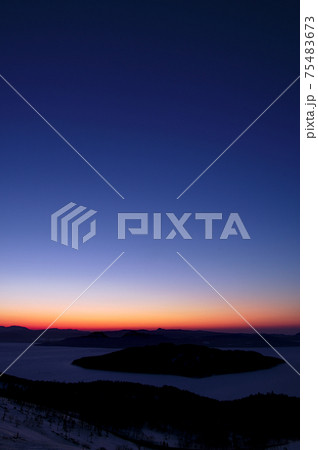 美しいグラデーションに染まる美幌峠から見る夜明けの空 75483673