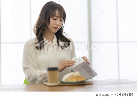 朝食を取る