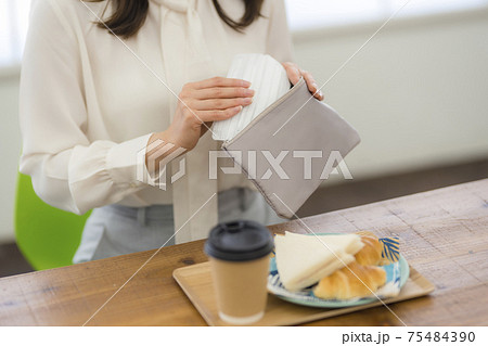 カフェで朝食を取る女性_コロナ禍 カフェで朝食を取る女性_コロナ禍 75484390