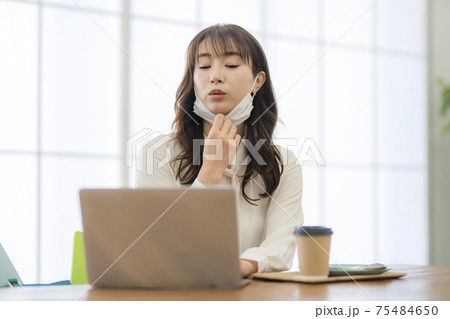 息苦しくてマスクをずらす女性 息苦しくてマスクをずらす女性 75484650