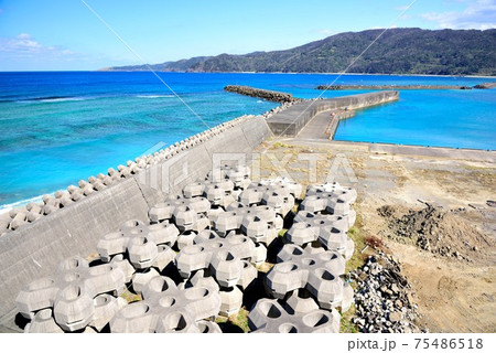 奄美大島 消波ブロックの並ぶ大棚漁港 奄美大島 消波ブロックの並ぶ大棚漁港 75486518