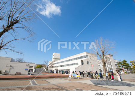 【大阪府】3月・入学手続きに並ぶ合格者の列 【大阪府】3月・入学手続きに並ぶ合格者の列 75486671