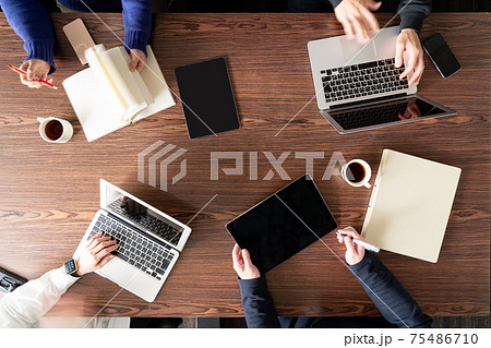 ミーティング　真俯瞰　パソコン　顔なし 75486710