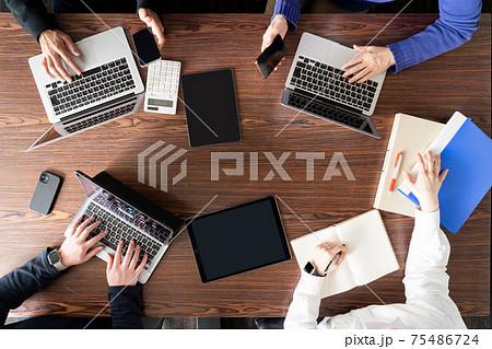 ミーティング 真俯瞰 パソコン 顔なし ミーティング 真俯瞰 パソコン 顔なし 75486724