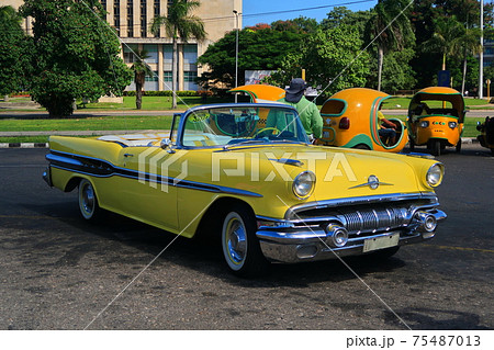 革命広場で待機中のタクシー（キューバ ハバナ） 75487013