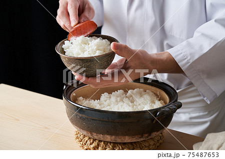 土鍋で炊いたご飯をよそる板前 75487653
