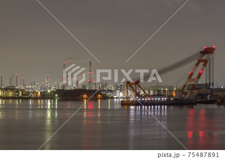 遠くの工場群の夜景 遠くの工場群の夜景 75487891