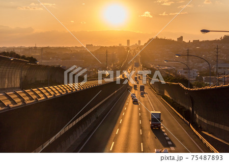 夕刻の名神高速道路(茨木IC-高槻JCT間) 夕刻の名神高速道路(茨木IC-高槻JCT間) 75487893