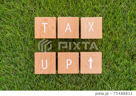 増税｜「TAX UP」と書かれた積み木 75488811