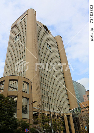 東京都千代田区神田駿河台の明治大学本部 75488832