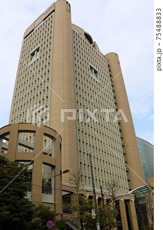東京都千代田区神田駿河台の明治大学本部 75488833