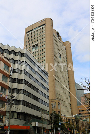 東京都千代田区神田駿河台の明治大学本部 75488834