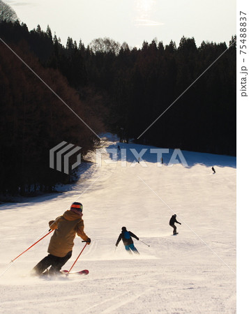 白馬さのさかスキー場　サンライズ営業で青木湖に向かって滑走 75488837