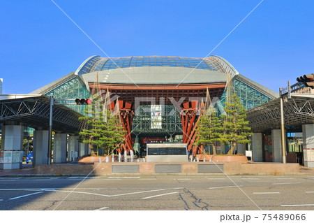 【石川県】晴天下の金沢駅鼓門（東口） 75489066