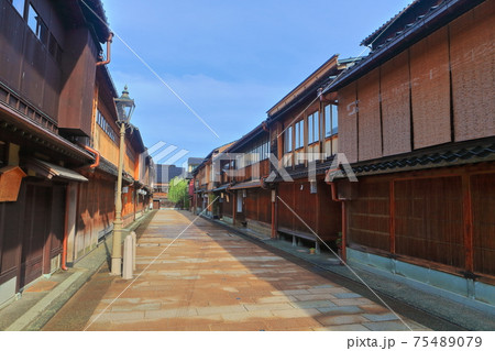 【石川県】晴天下の金沢　ひがし茶屋街 75489079
