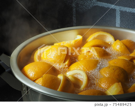 ピール作りで煮込まれる甘夏の皮(沸騰) ピール作りで煮込まれる甘夏の皮(沸騰) 75489425