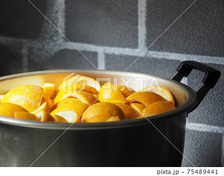 ピール作りで煮込まれる甘夏の皮 ピール作りで煮込まれる甘夏の皮 75489441