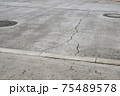 道路のひび 75489578