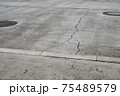 道路のひび割れ 75489579