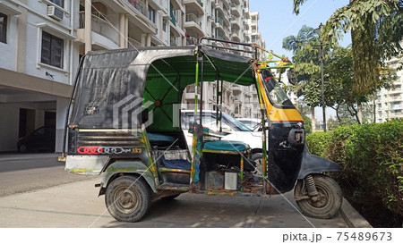 インドのオートリクシャー（トゥクトゥク） 75489673