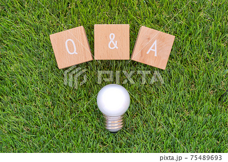 質疑応答|「Q&A」と書かれた積み木ブロックと電球 質疑応答|「Q&A」と書かれた積み木ブロックと電球 75489693