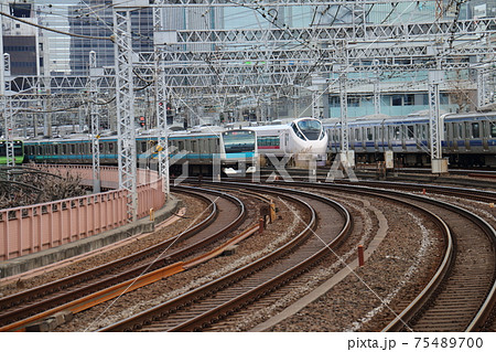東京駅10番ホーム出発のスパーひたち、ときわ　E657系電車　京浜東北線E233系電車 75489700