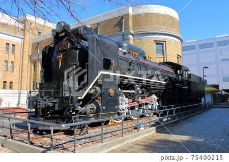 東京新橋駅前のC11形蒸気機関車 75490215