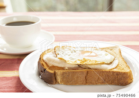 おいしい目玉焼とハムのせトーストとコーヒー 75490466