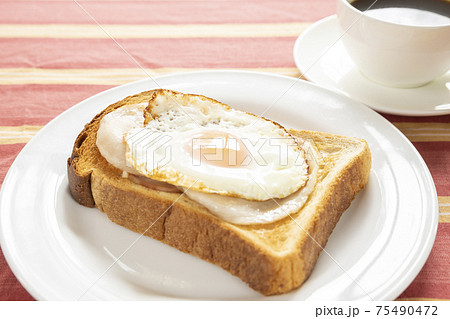 おいしい目玉焼とハムのせトーストとコーヒー おいしい目玉焼とハムのせトーストとコーヒー 75490472