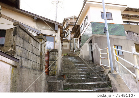 住宅間の急な階段 住宅間の急な階段 75491107