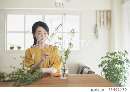 花をいける若い女性 75491170