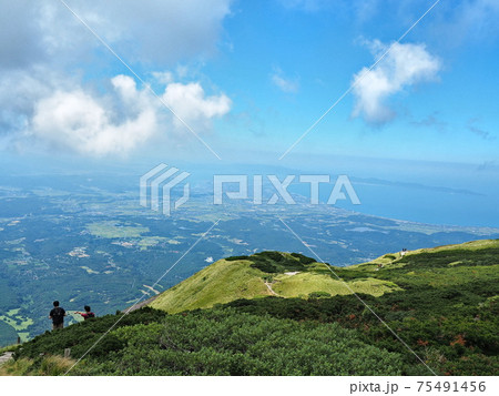 山頂から見る眼下に広がる絶景 山頂から見る眼下に広がる絶景 75491456