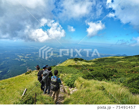 山頂で仲間と見た絶景 山頂で仲間と見た絶景 75491457