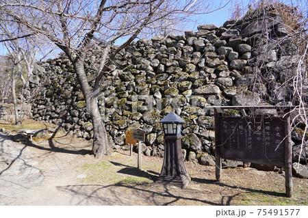 戦国時代に武田信玄の命により山本勘助らによって縄張りがされた、穴城（あなじろ）冬の小諸城址・懐古園 75491577