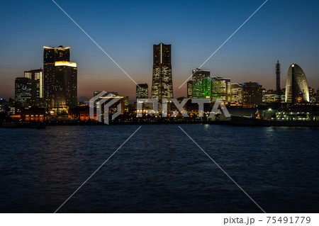 横浜港大さん橋国際客船ターミナルからみなとみらいを望む 夜景の写真素材