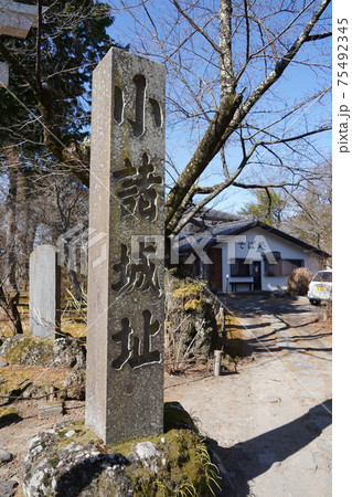 戦国時代に武田信玄の命により山本勘助らによって縄張りがされた、穴城（あなじろ）冬の小諸城址・懐古園 75492345