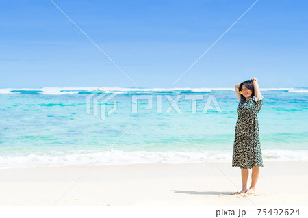 女性の健康イメージ 海の背景 75492624